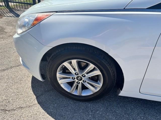 Hyundai Sonata Vehicle Image 09