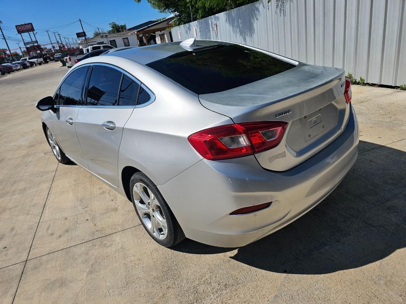 Chevrolet Cruze Vehicle Image 03
