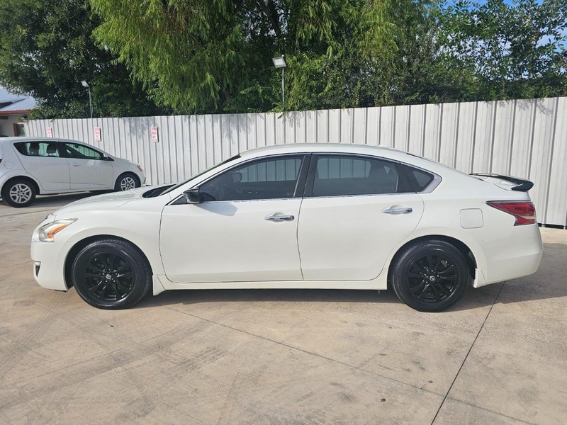 Nissan Altima Vehicle Image 02