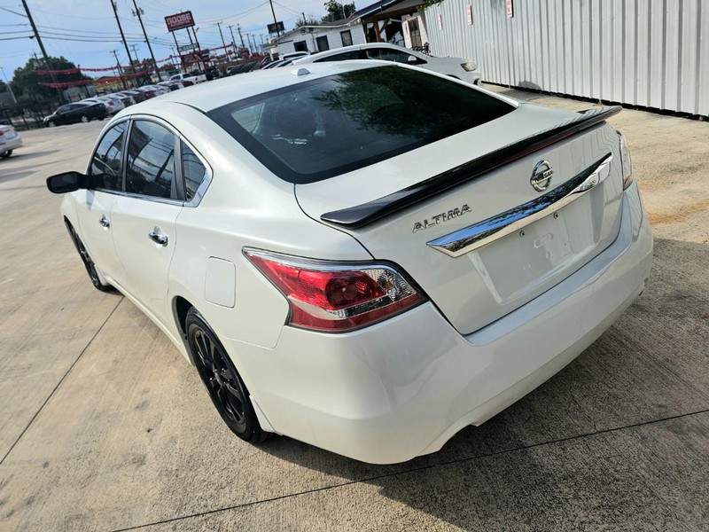 Nissan Altima Vehicle Image 03