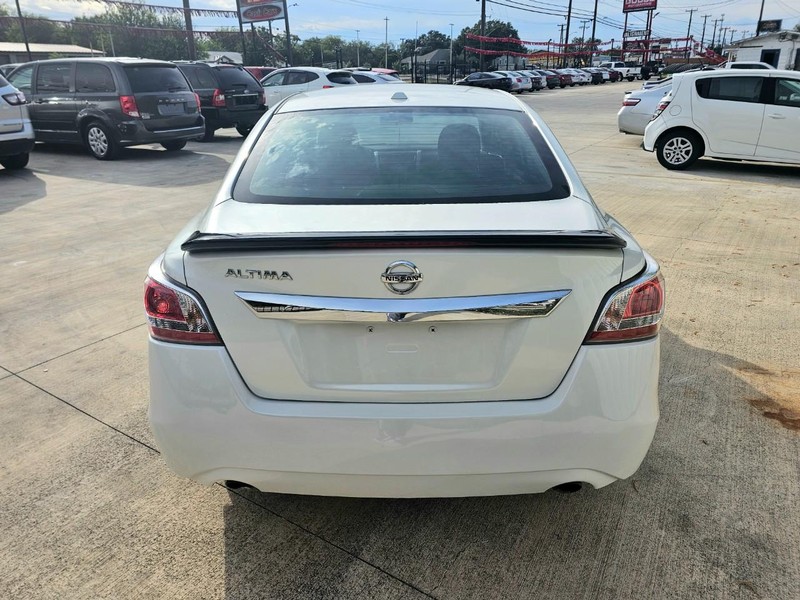 Nissan Altima Vehicle Image 04