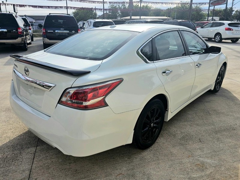 Nissan Altima Vehicle Image 05