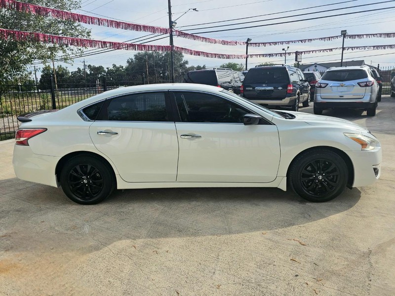 Nissan Altima Vehicle Image 06