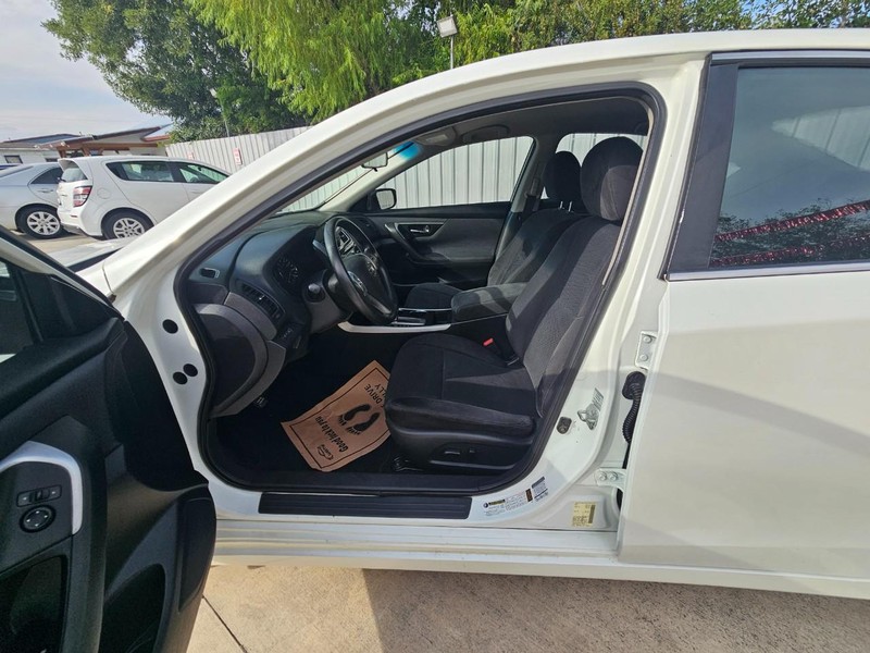 Nissan Altima Vehicle Image 09