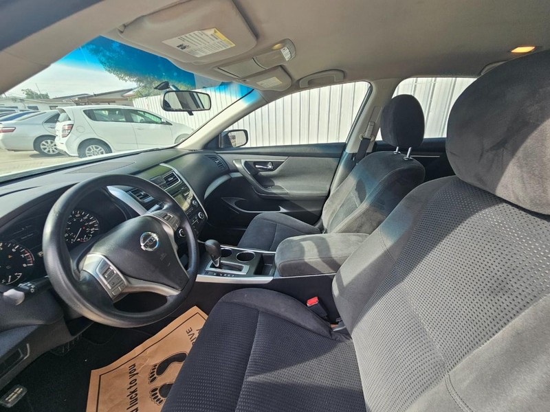 Nissan Altima Vehicle Image 10