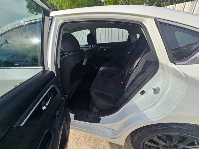 Nissan Altima Vehicle Image 11