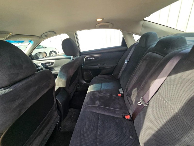 Nissan Altima Vehicle Image 12