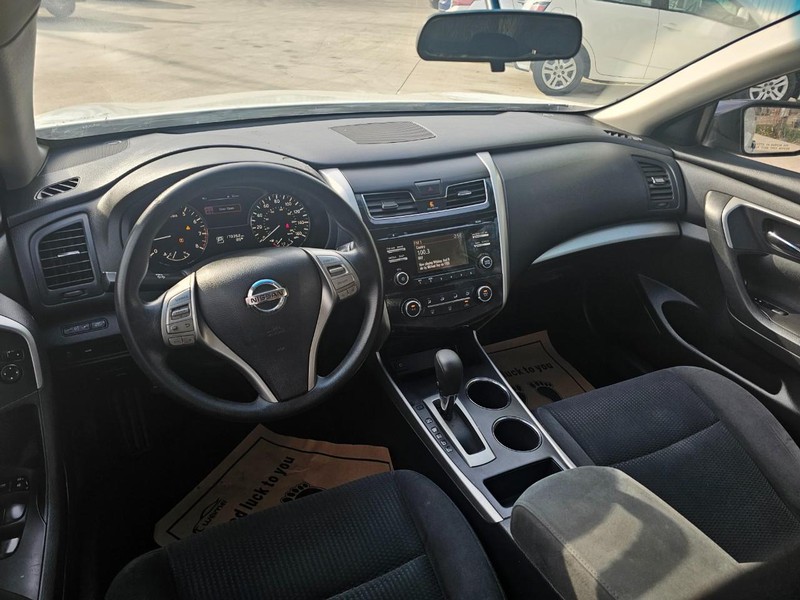 Nissan Altima Vehicle Image 13