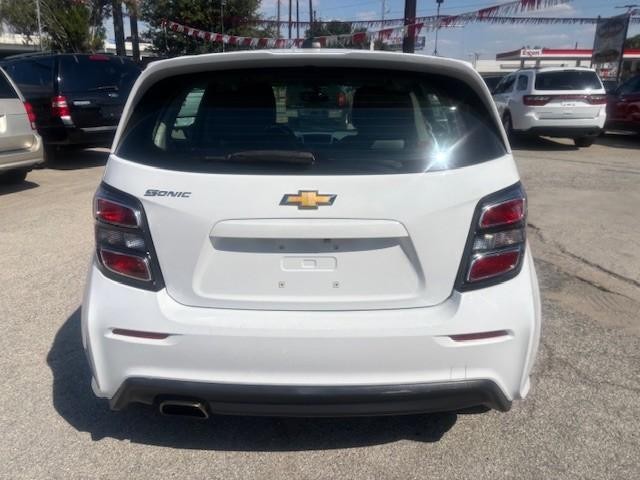 2017 Chevrolet Sonic LT photo 4