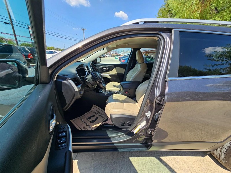 Jeep Cherokee Vehicle Image 11