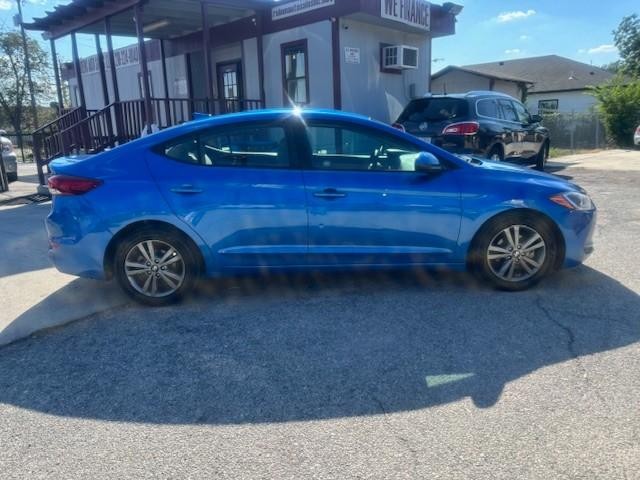 Hyundai Elantra Vehicle Image 06