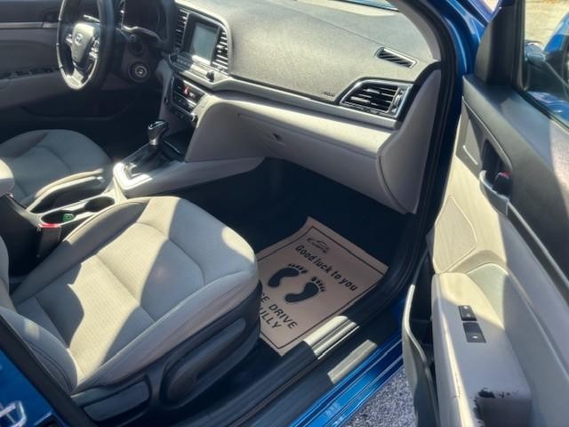 Hyundai Elantra Vehicle Image 17
