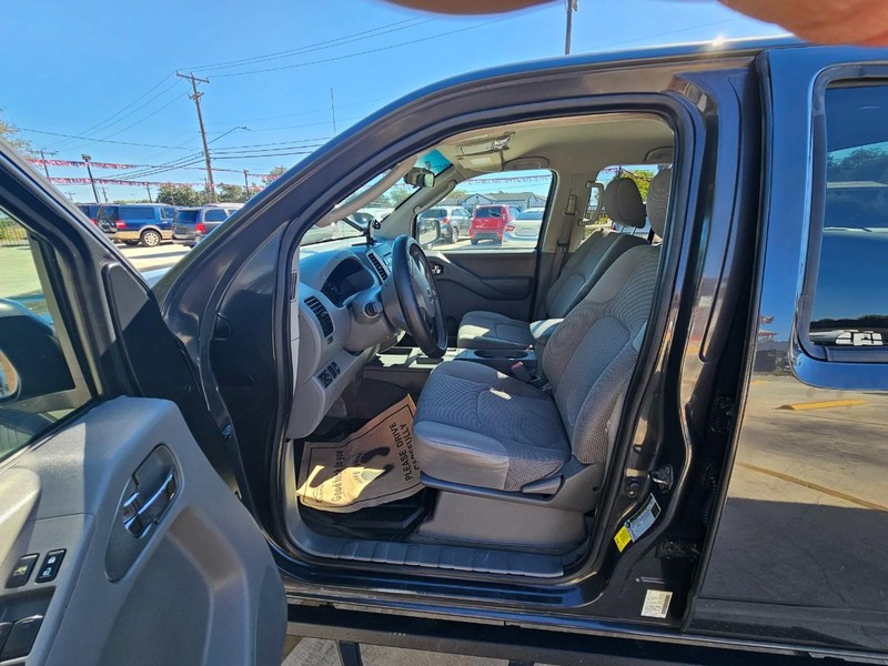 Nissan Frontier Vehicle Image 09