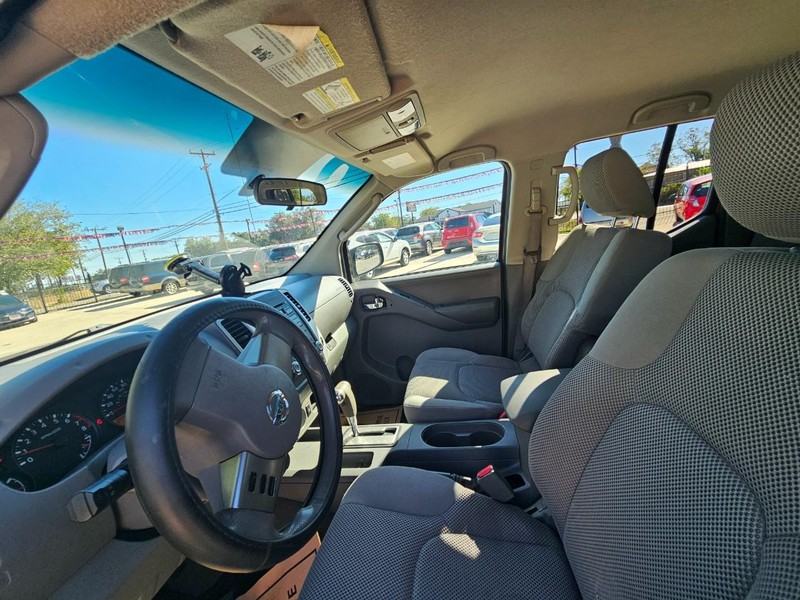 Nissan Frontier Vehicle Image 10