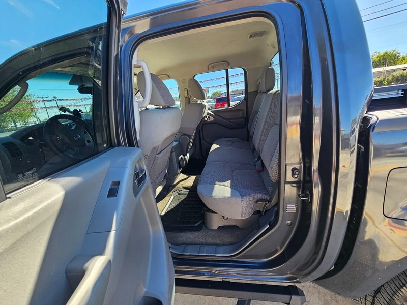 Nissan Frontier Vehicle Image 11