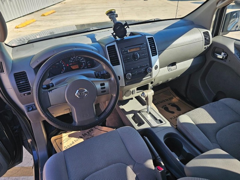 Nissan Frontier Vehicle Image 13