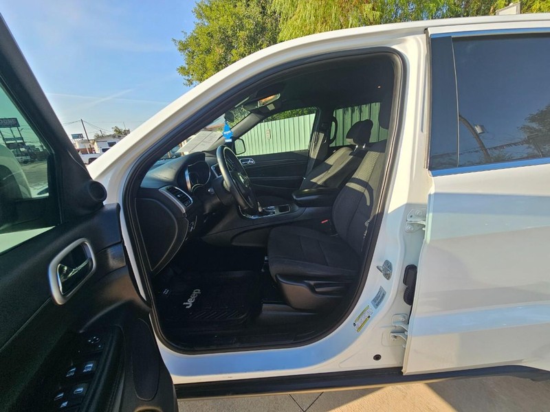 Jeep Grand Cherokee Vehicle Full-screen Gallery Image 09