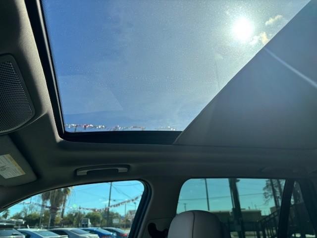 BMW X5 Vehicle Full-screen Gallery Image 13