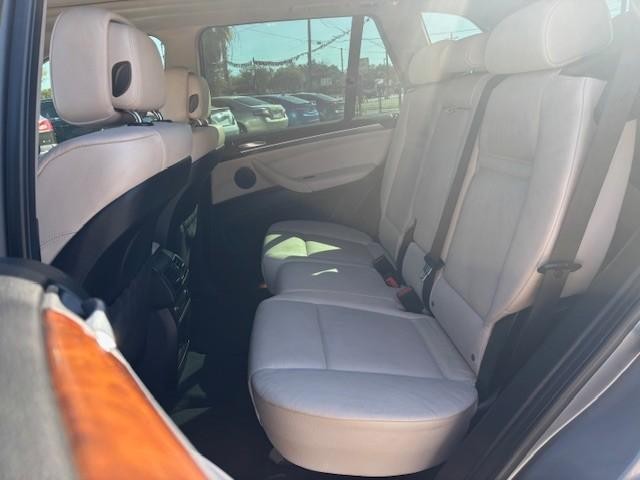 BMW X5 Vehicle Full-screen Gallery Image 15