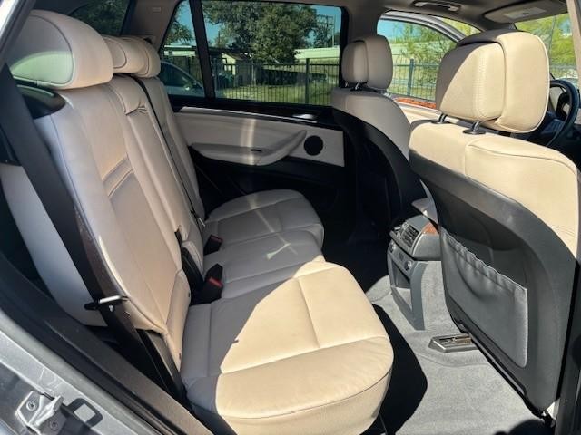 BMW X5 Vehicle Full-screen Gallery Image 19