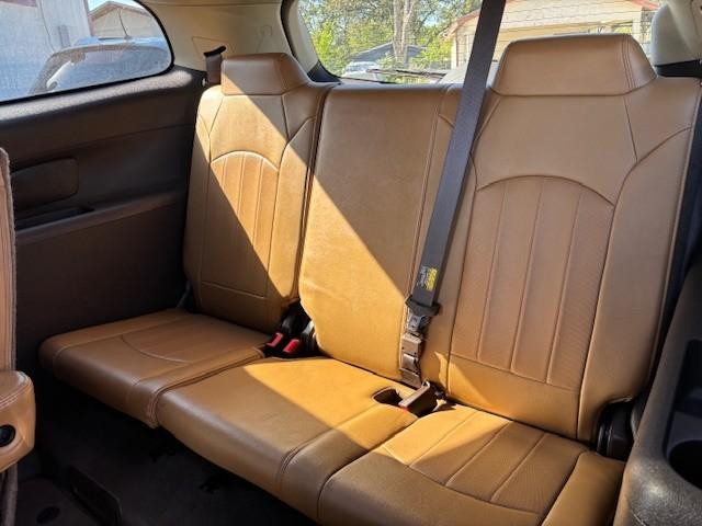 Buick Enclave Vehicle Image 17