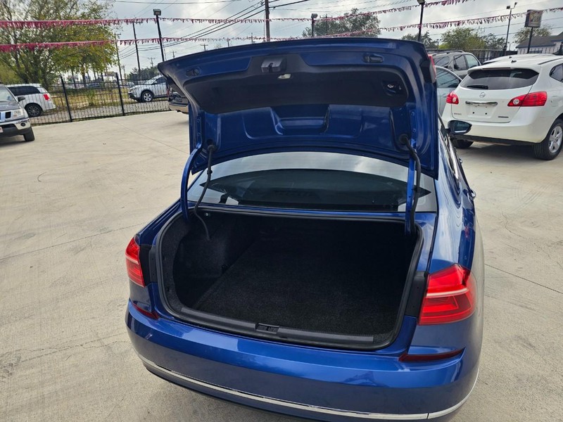 Volkswagen Passat Vehicle Image 05