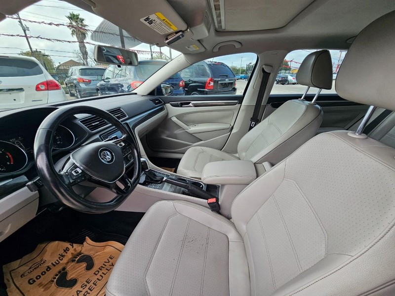 Volkswagen Passat Vehicle Image 12