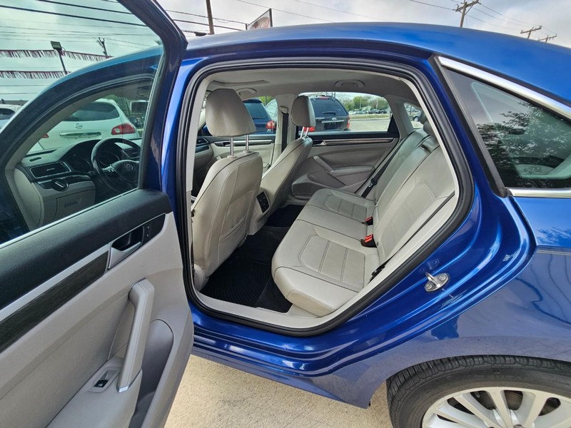 Volkswagen Passat Vehicle Image 13