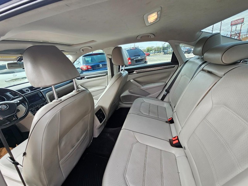 Volkswagen Passat Vehicle Image 14