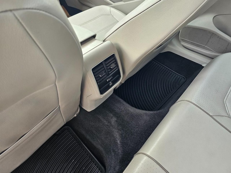 Volkswagen Passat Vehicle Image 16