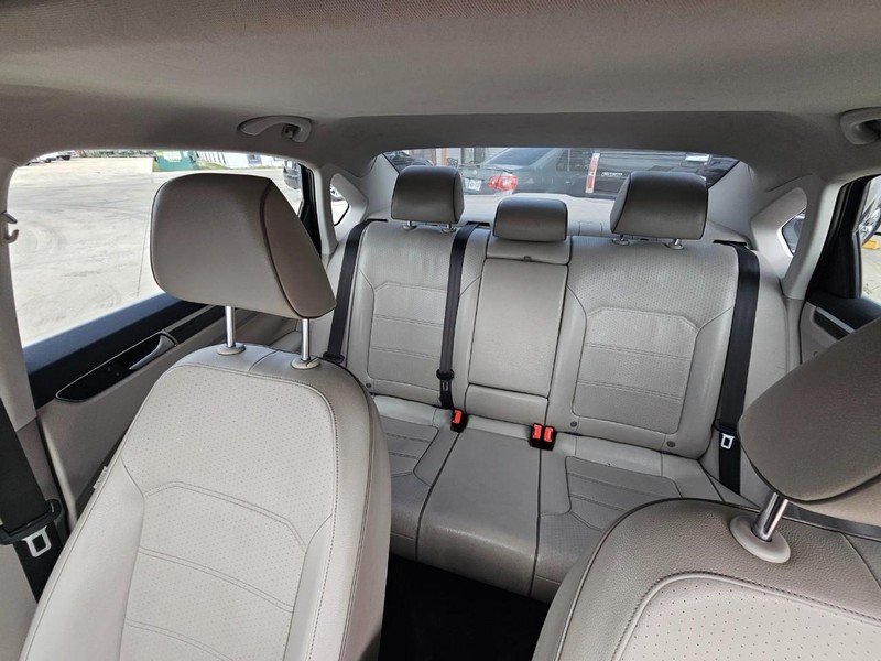 Volkswagen Passat Vehicle Image 17