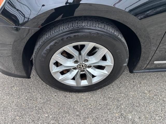 Volkswagen Passat Vehicle Image 09