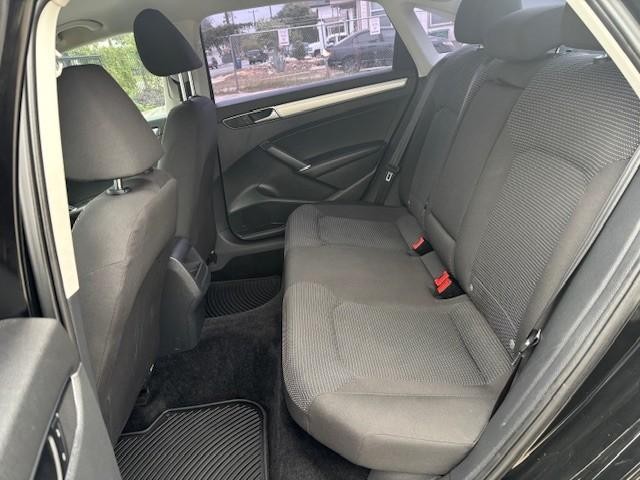 Volkswagen Passat Vehicle Image 14