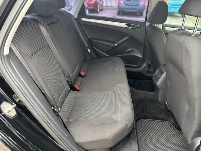 Volkswagen Passat Vehicle Image 16