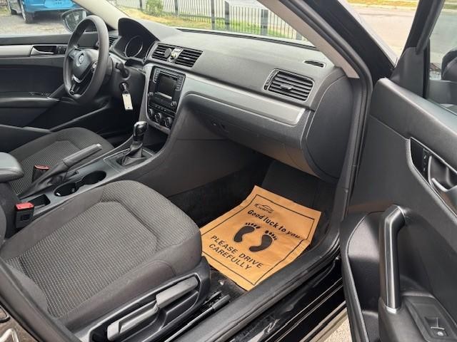 Volkswagen Passat Vehicle Image 17