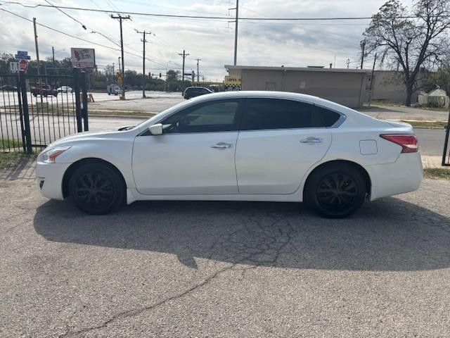 Nissan Altima Vehicle Image 02