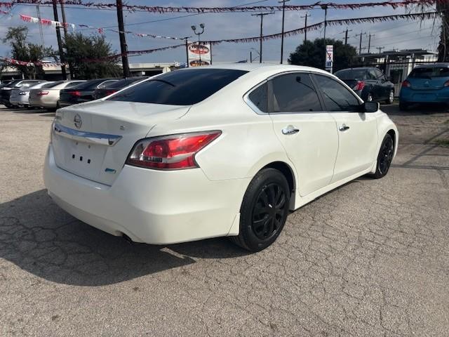 Nissan Altima Vehicle Image 05