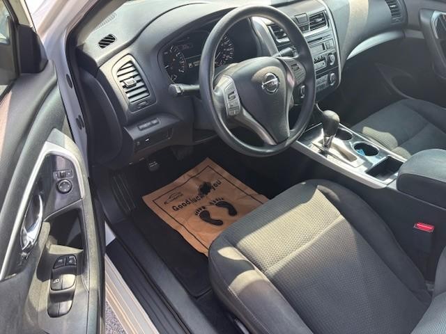 Nissan Altima Vehicle Image 10