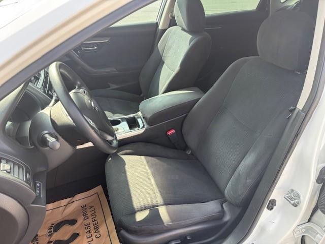 Nissan Altima Vehicle Image 11