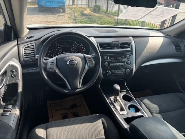 Nissan Altima Vehicle Image 12