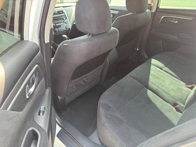 Nissan Altima Vehicle Image 13