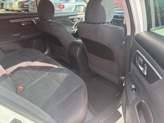 Nissan Altima Vehicle Image 15
