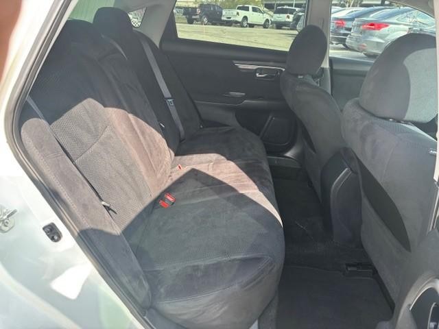 Nissan Altima Vehicle Image 16