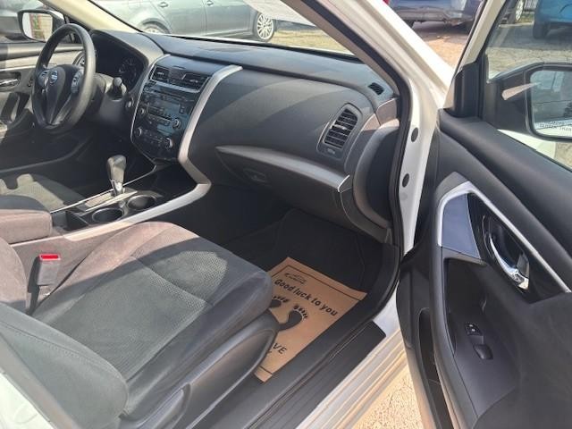 Nissan Altima Vehicle Image 17
