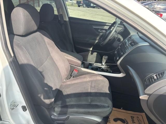Nissan Altima Vehicle Image 18