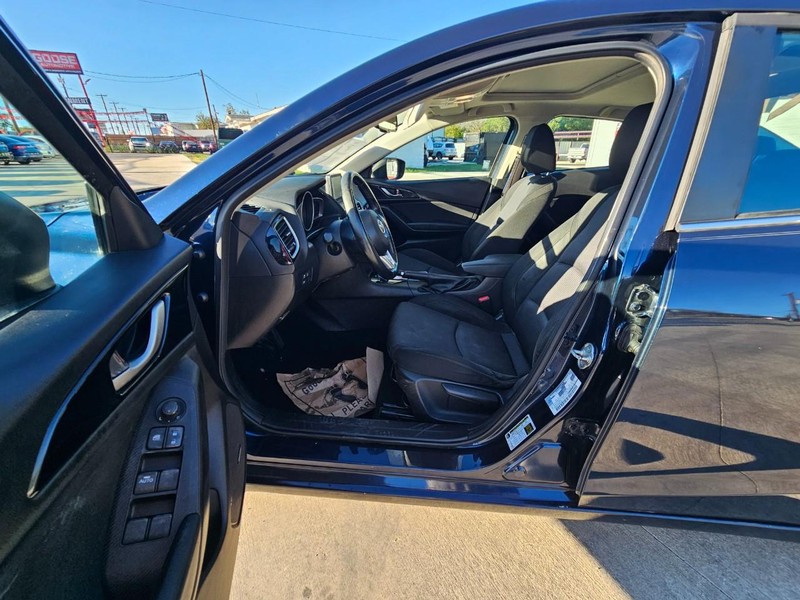 Mazda Mazda3 Sedan Vehicle Full-screen Gallery Image 09