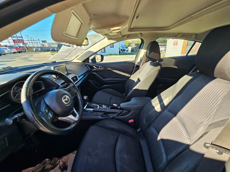 Mazda Mazda3 Sedan Vehicle Full-screen Gallery Image 10