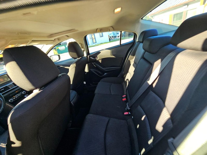 Mazda Mazda3 Sedan Vehicle Full-screen Gallery Image 12