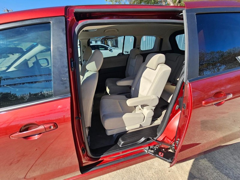 Mazda MAZDA5 Vehicle Image 12