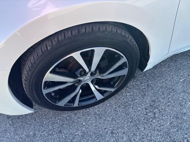 Nissan Maxima Vehicle Image 09